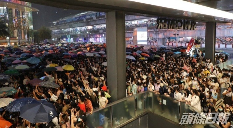 王嘉爾出現的地方都人山人海。